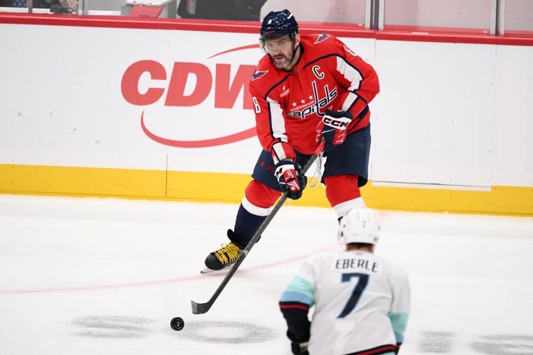 Овечкин 25 октября 2025 забил 899-й гол в регулярных чемпионатах НХЛ и обновил снайперский рекорд лиги
Фото: Nick Wass/AP/TASS