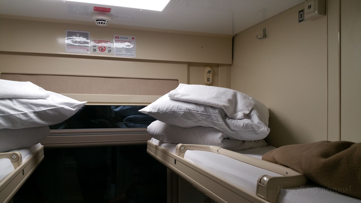 Моё место - верхняя полка №27 на первом этаже. На втором этаже такое место окажется под скосом крыши.