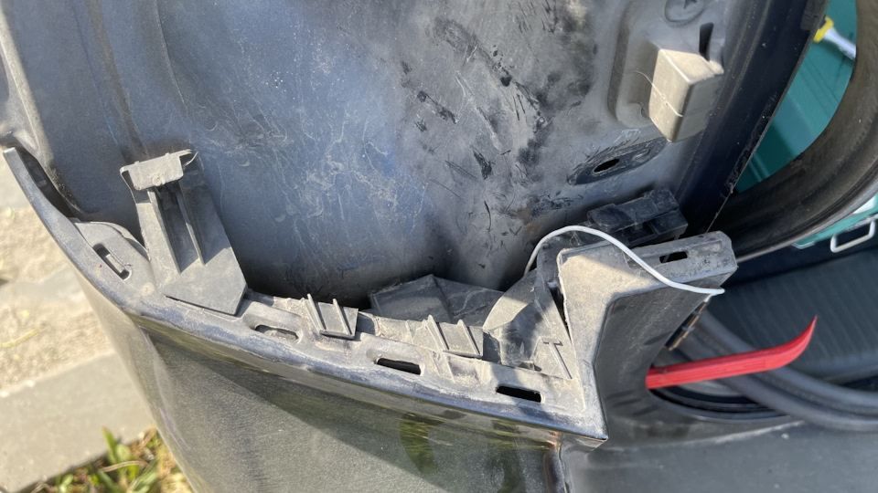 Открываешь багажник, снимаешь стопы (чтобы не мешали), отодвигаешь кармашек заднего бампера(под стопом), чтобы было окошко для протяжки проводов.