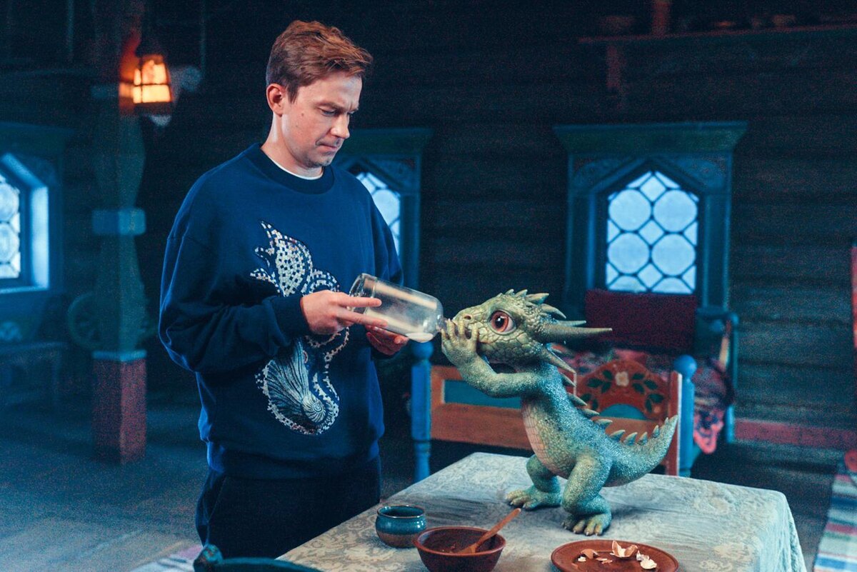 Малыш-дракончик и его "мама" – моряк Алёхин (Александр Петров). Кадр предоставлен кинокомпанией СТВ 