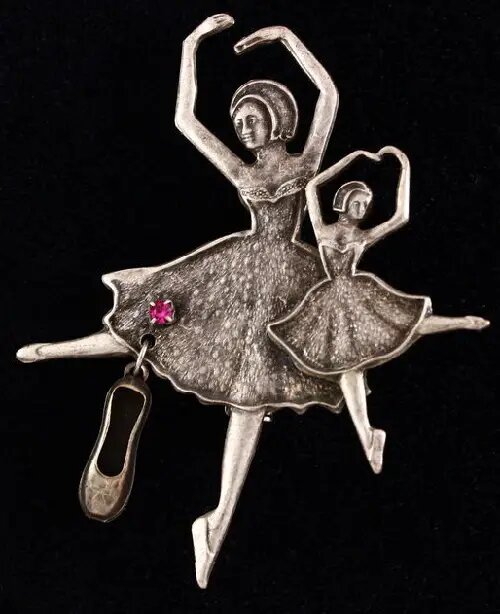 Брошь «Балерина» с бананом и бобом. Украшения, вдохновлённые танцами.