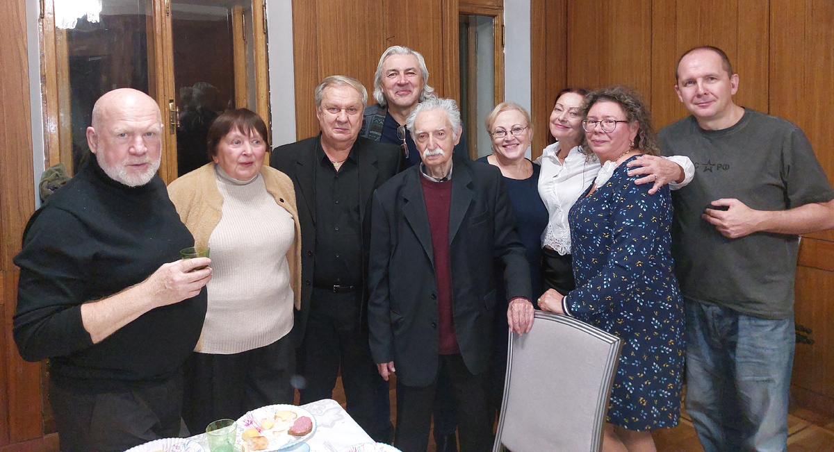 Друзья, коллеги и журналисты на банкете после презентации. Фото автора.