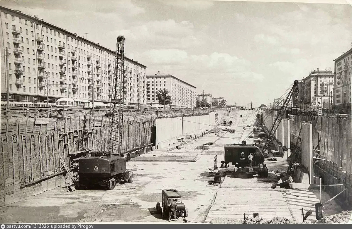 Строительство тоннеля. Вид в сторону центра, 1961. С сайта www.pastvu.com.