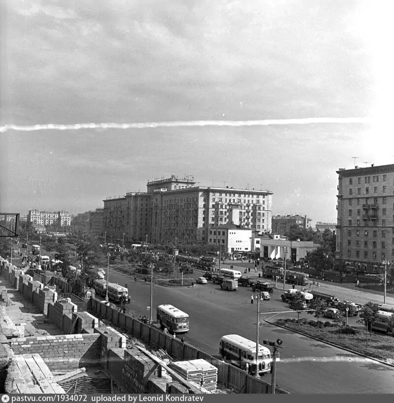 Ленинградский проспект около метро "Сокол", пока без тоннеля. Вид в сторону центра, 1958. Автор фото: А.А. Сергеев. С сайта www.pastvu.com.