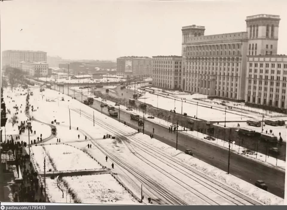 Площадь Развилки пока без тоннеля. Также нет здания Гидропроекта. Правее Ленинградское шоссе, левее - Волоколамское, 1960. С сайта www.pastvu.com.