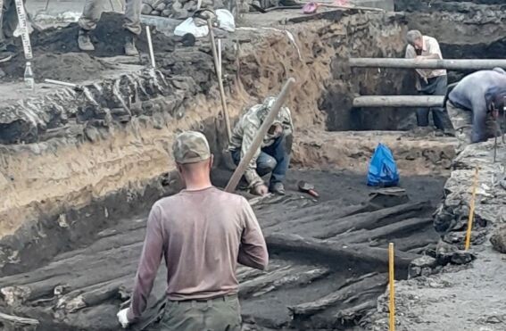 Деревянная мостовая XV века, раскопанная во Владимире. Это к вопросу о сохранности дерева в грунте