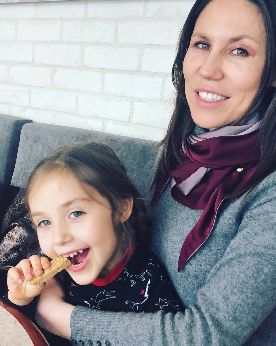 Нашла свою старую фотографию в соцсетях, где я в Прощеное воскресение после храма пришла кофе попить. С маленькой Марусей.  И воззвание к друзьям, родственникам, знакомым, чтобы не держали зла на меня