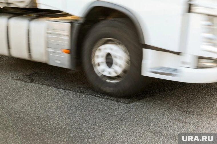     Легковушка сильно пострадала, врезавшись в большегруз