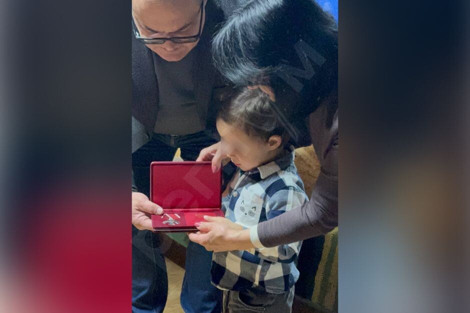    3-летний Тимур, сын погибших в «Крокусе» Вугара Гусейнова и Лилит Исраелян, вместе с бабушкой и дедушкой / Источник: © Из личного архива