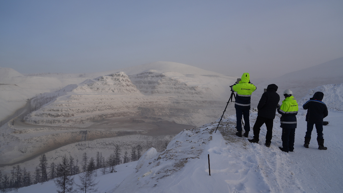 Работа геологов на производственном участке "Рябиновый" (Алданский район РС(Я). Фото В.Репина