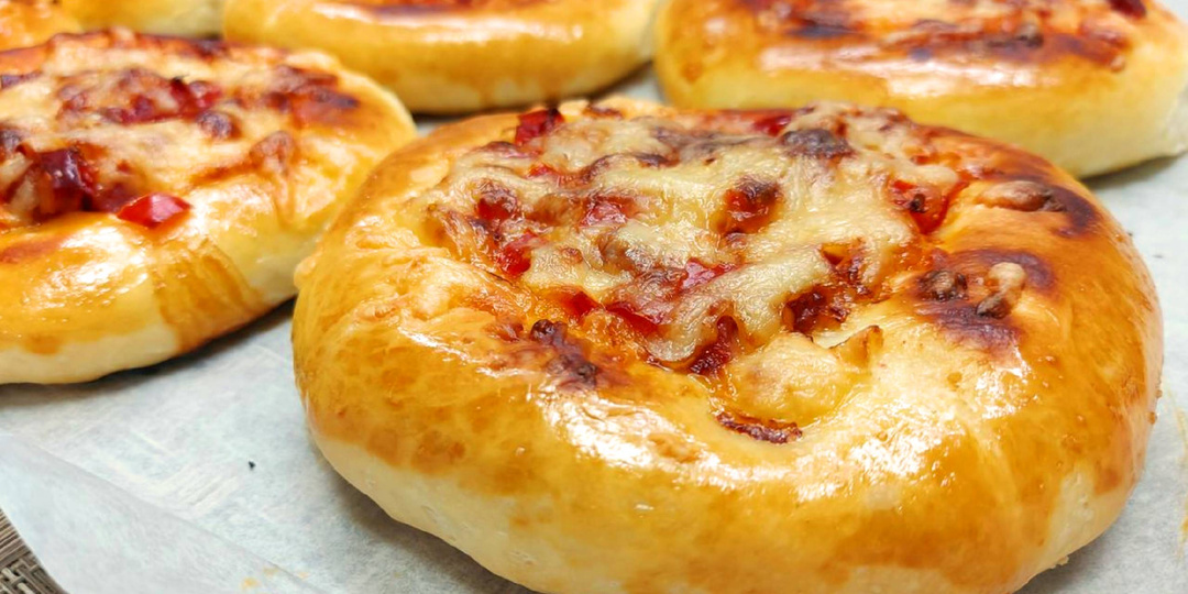 Это круче чем пирожки и пицца. В магазине такого не купите! Дети их просто обожают! Вкуснейшая мини - пицца в духовке.