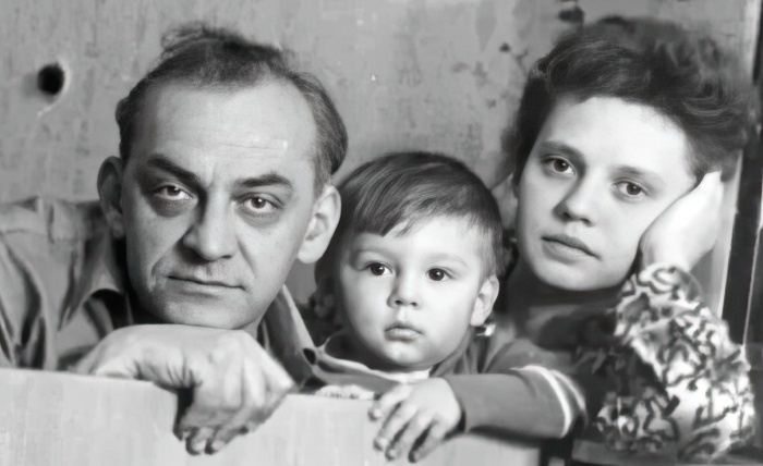 Сергей Чонишвили в детстве с родителями.