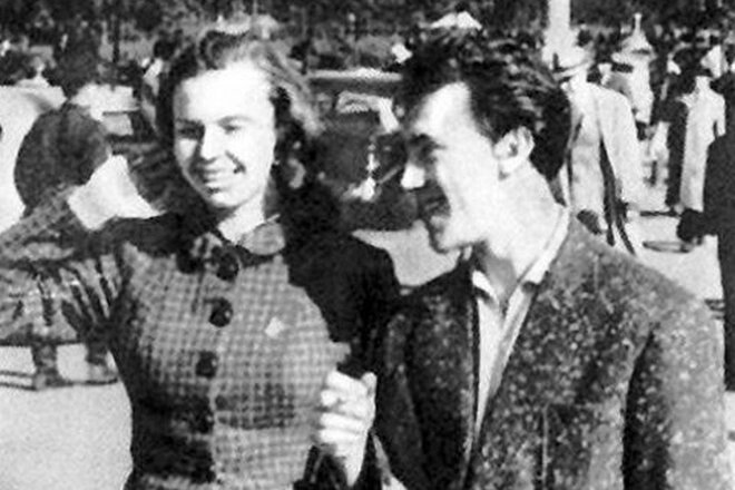 Иза Жукова и Владимир Высоцкий на американской выставке в Сокольниках. Москва. 1959 год. (Фото из музея Владимира Высоцого)