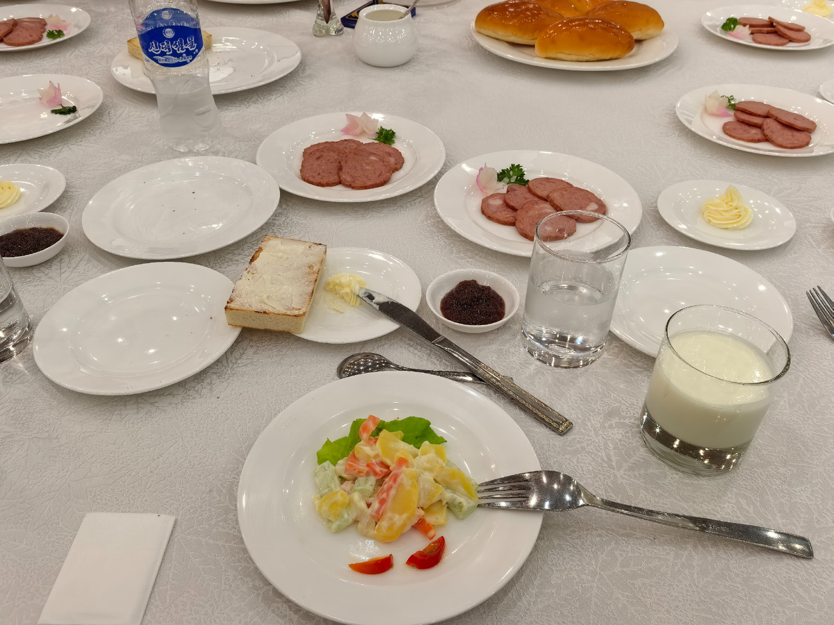 Наш завтрак в гостинице. На переднем плане корейская версия нашего Оливье.