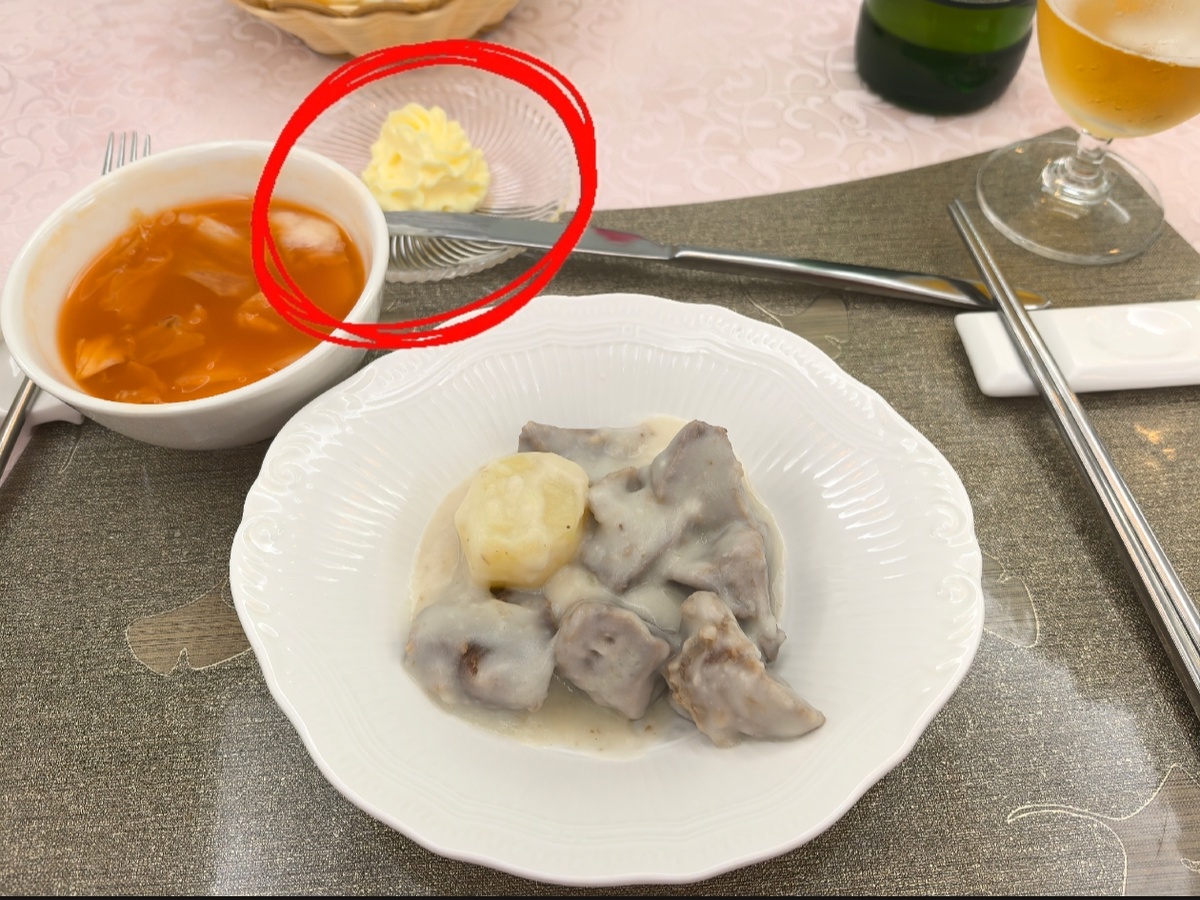 Наш обед. В тарелке кимчи. На переднем плане тушеная говядина.