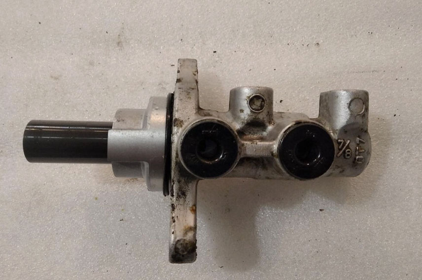 Главный тормозной цилиндр — сердце тормозной системы. Если он неисправен, педаль провалится, даже если всё остальное в порядке