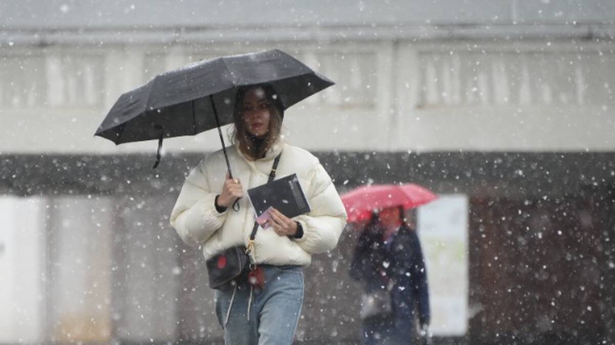    Студентка Влада Петрова попала под дождь с мокрым снегом / Фото: Пелагия Замятина / Вечерняя Москва
