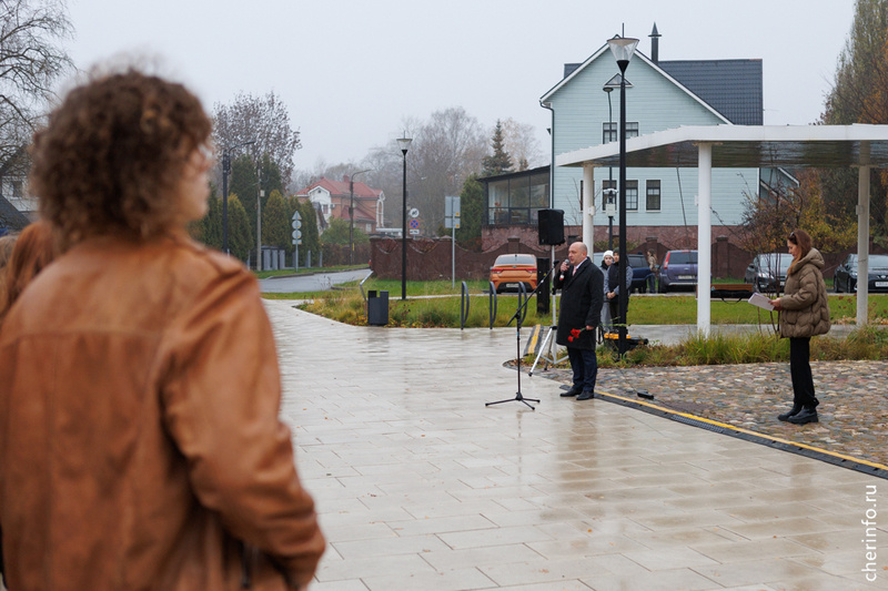    Мероприятия стартовали с возложения цветов к памятнику Николаю и Василию Верещагиным на площади Революции.