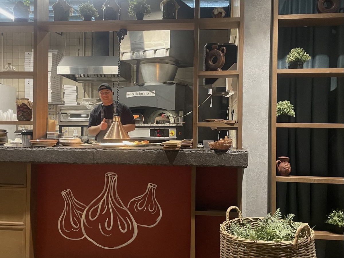 Решила сделать пару фото интерьера для вас и кажется повар тоже захотел попасть в этот чудесный обзор)