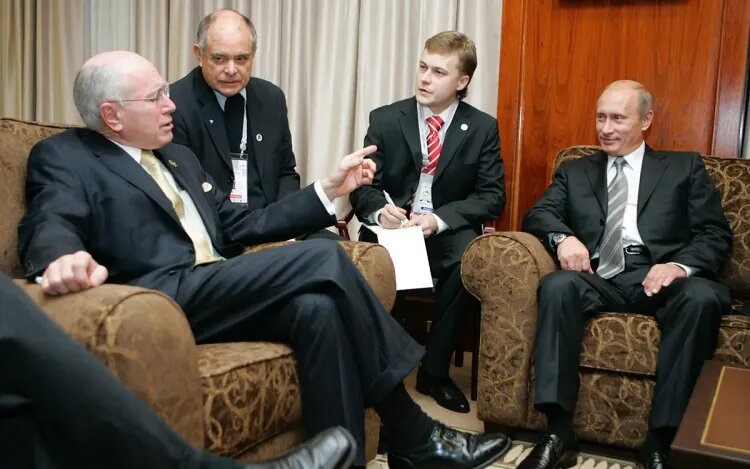 Пётр Патрушев (второй слева)