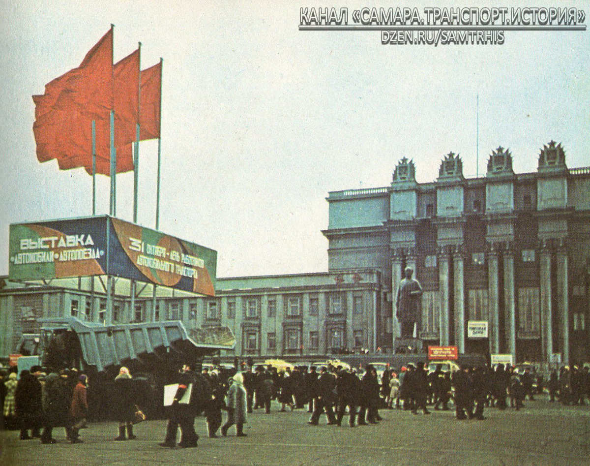 Редкое цветное фото первого парада 1976 года. Источник: "Ударные трассы волжан"