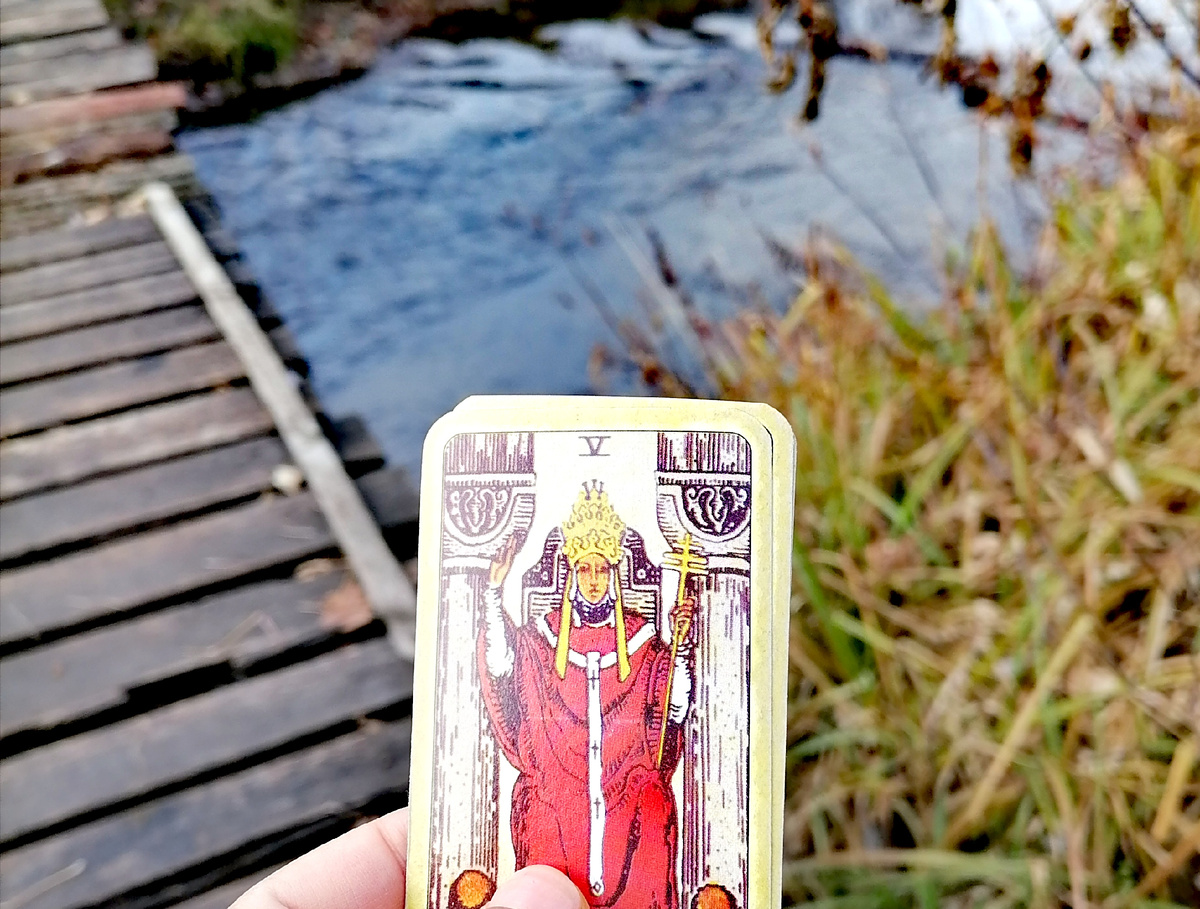 На самом деле Иерофант - как раз про внутренний бунт, чувство несправедливого неправильного отношения. 