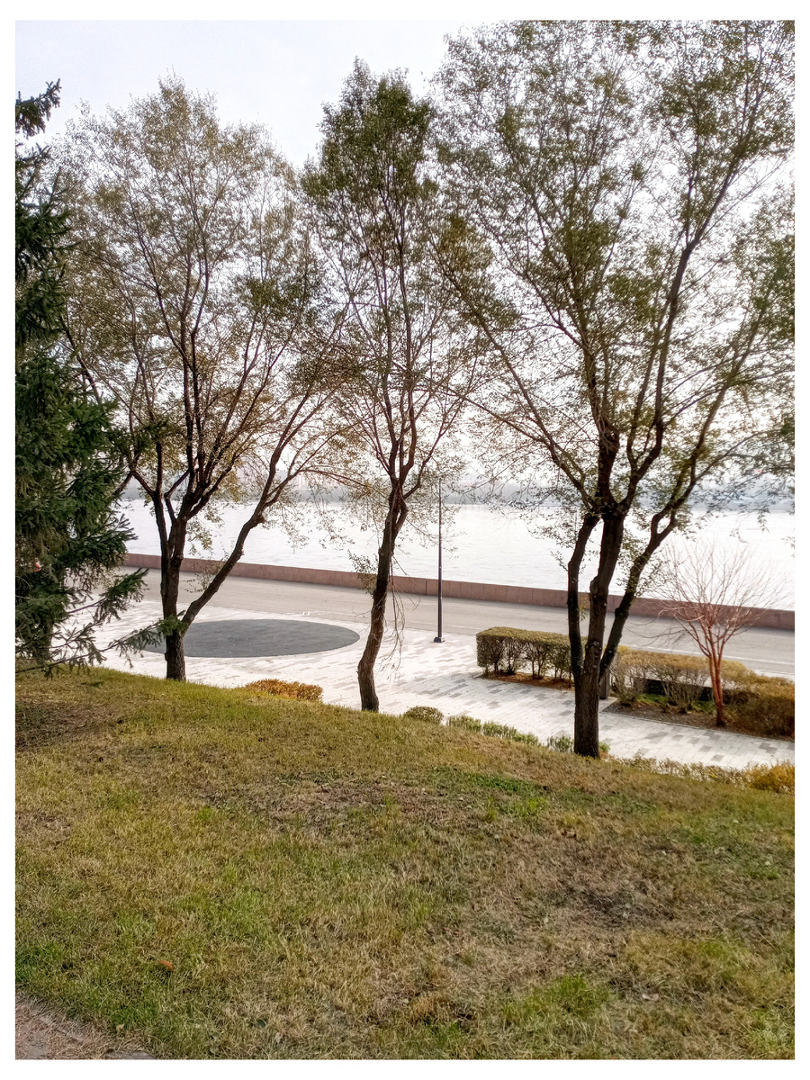 Вид на нижний ярус набережной Енисея. 