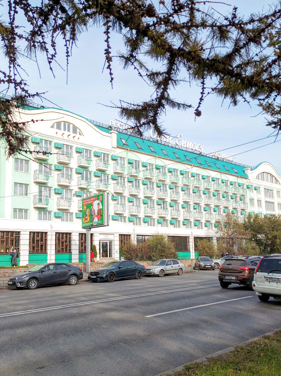 Отель и ресторан "Огни Енисея". Из окон номеров прекрасный вид на реку и Коммунальный мост.        