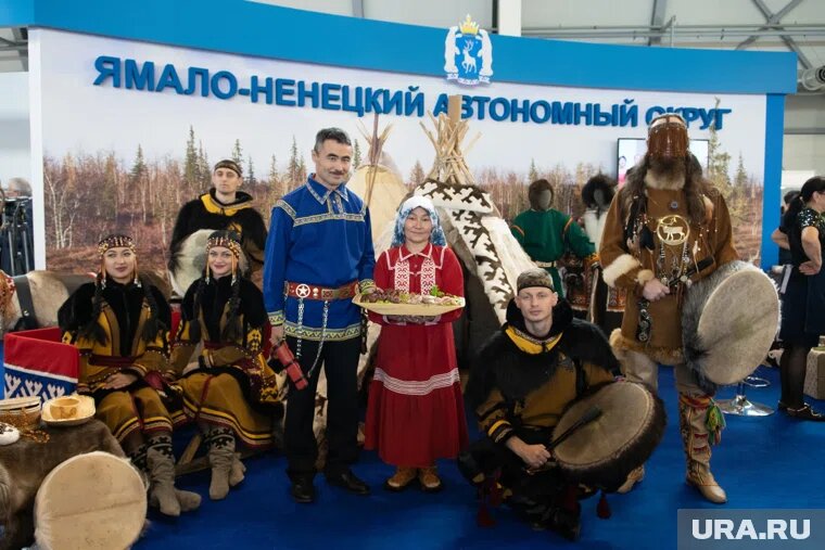 Вся пища с новогоднего стола ненцев обязательно должна быть съедена
Фото: Владимир Жабриков © URA.RU