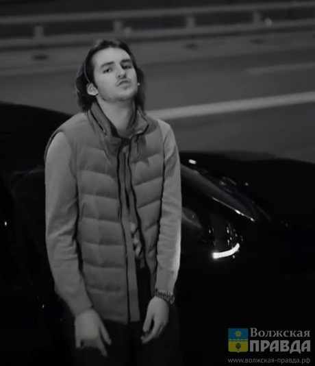 скриншот с видео. размещённого в ТГК Артёма Дубцова📷    Мой бородатый малыш: сын волгоградских звёзд Ирины Дубцовой и Романа Черницына взял фамилию мамы и запел
