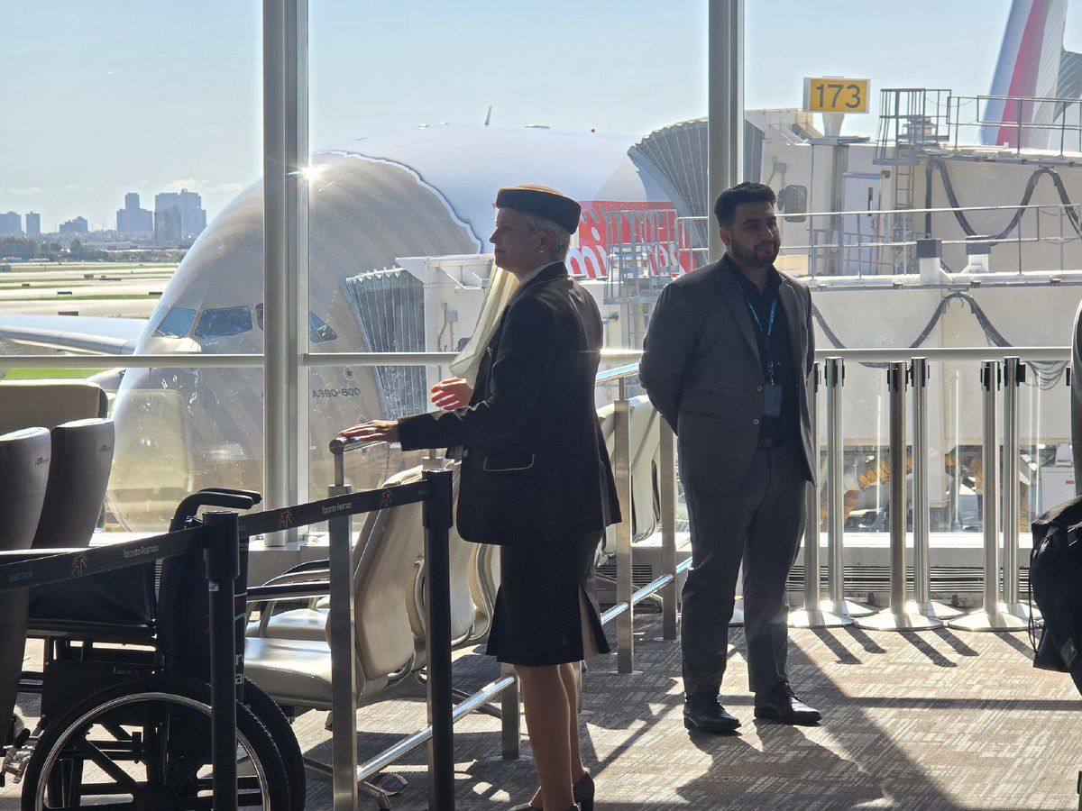 Старшая стюардесса нашего рейса и местный САБовец.