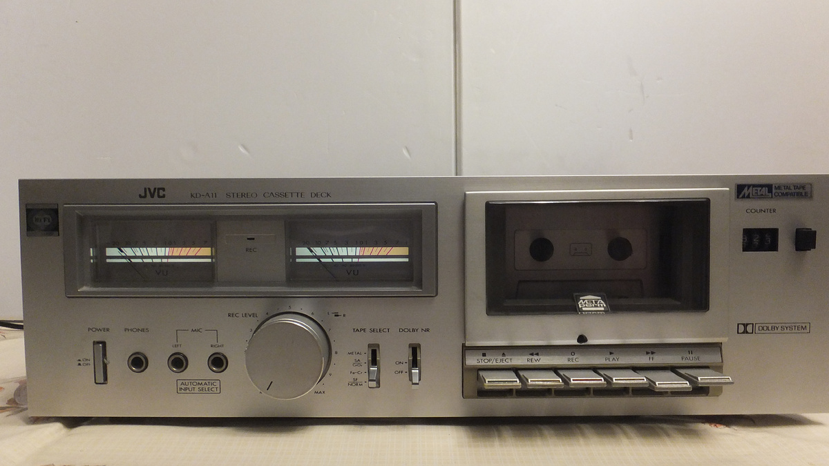 Дека включена ,мягко подсвечены индикаторы.