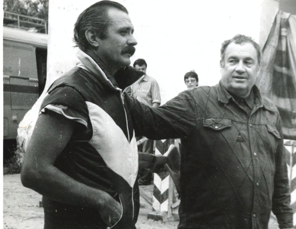 Молодые, живут еще в СССР))) 