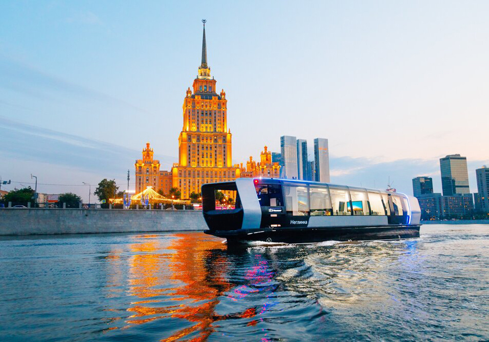 📷 1.1: Электросудно на фоне «Украины» (Radisson Collection) — вечерняя подсветка, «вау-эффект».