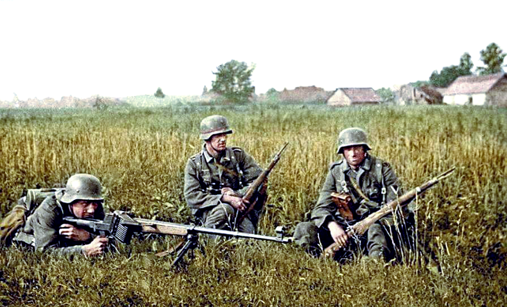 Пехотинцы вермахта с противотанковым ружьем Panzerbüchse 39 во время вторжения в СССР, 1941 г.