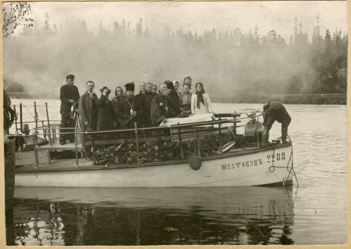 Момент прибытия отца Иоанна на катере «Шестовец» и запечатлен на этой фотографии. Сам он стоит на корме, а Н. Неворотин позади, около штурвала.