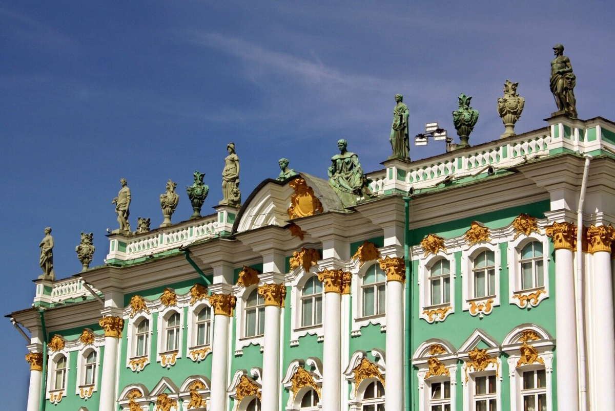 Часть скульптур на крыше. Фото из открытых источников.