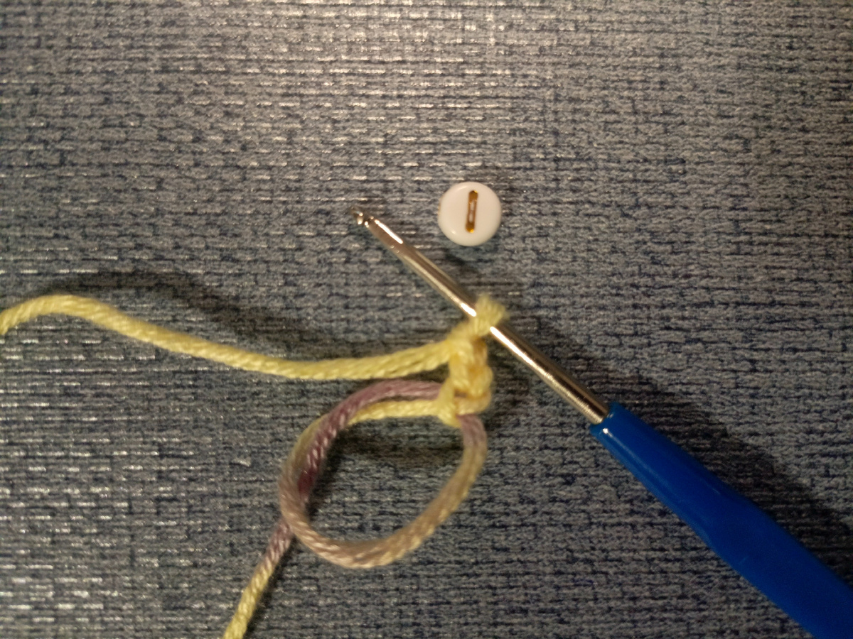 В петлю провязываю 3 воздушные.