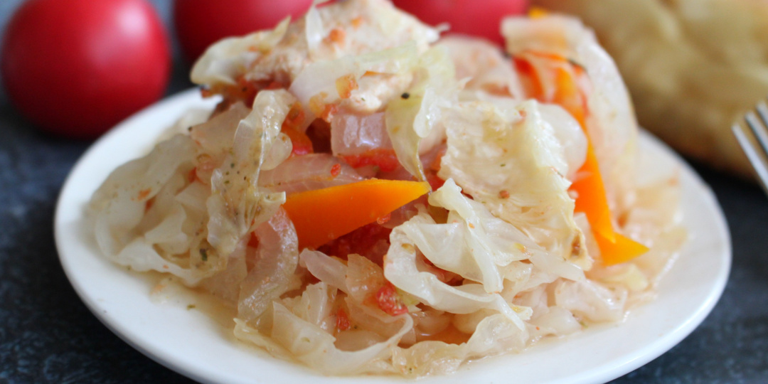 Капуста с курицей и овощами в духовке в фольге