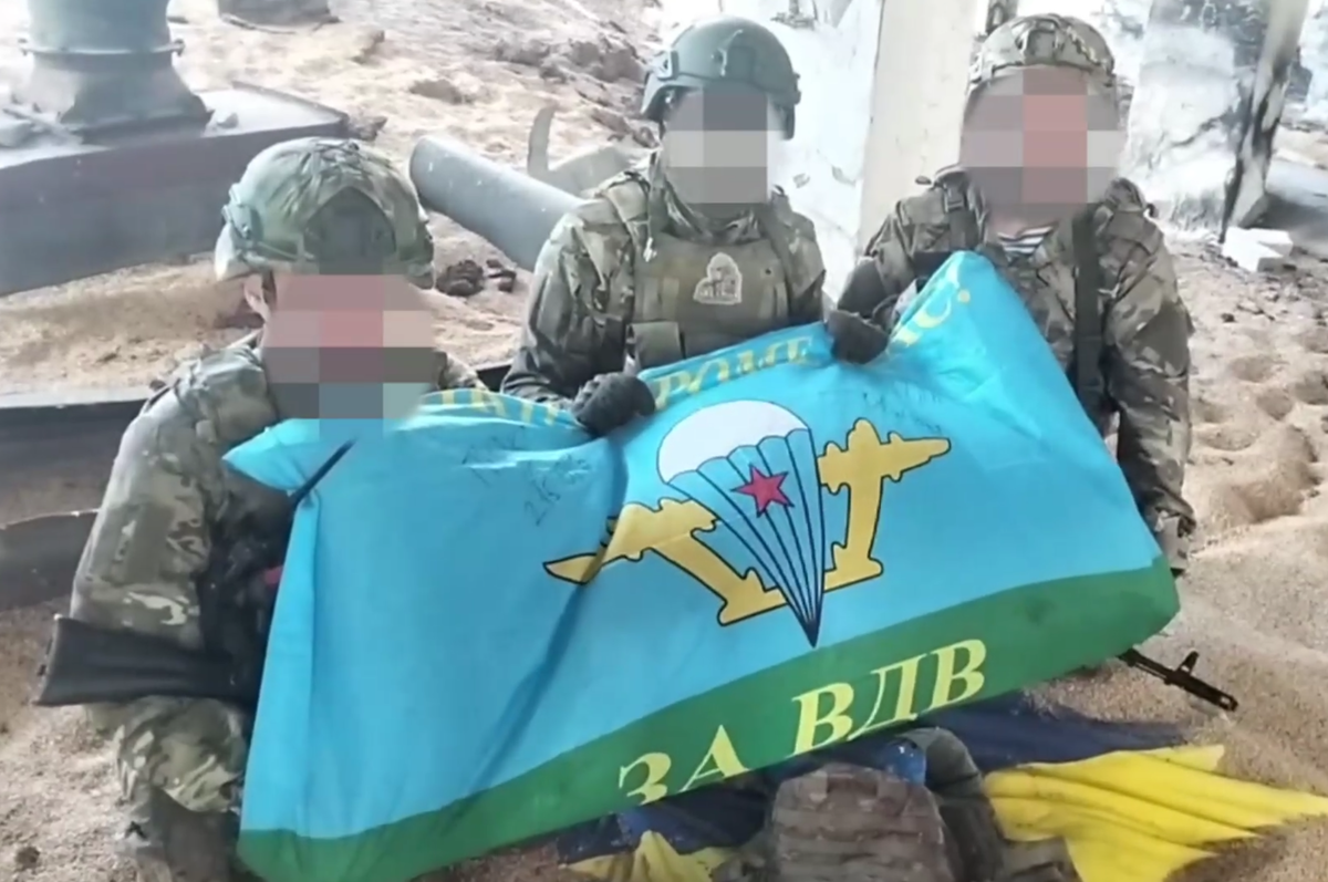 Десантники ВС РФ развернули флаг ВДВ на Карантинном острове в Херсоне 