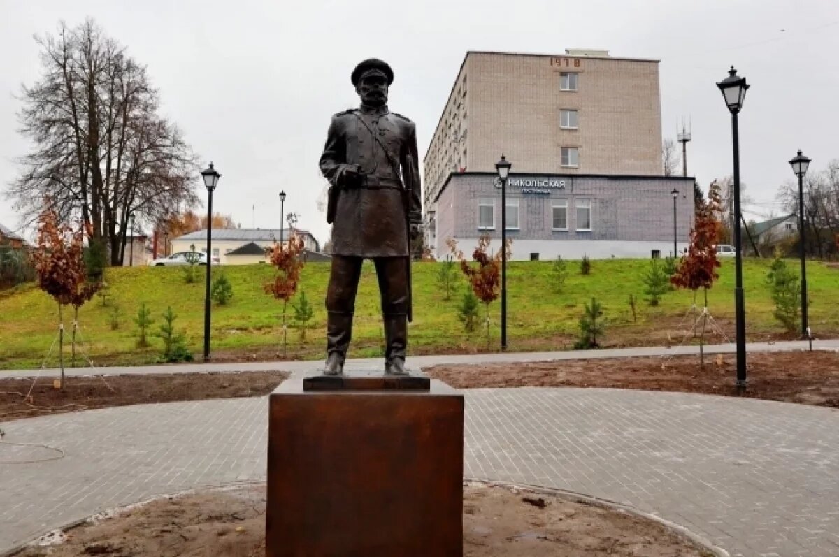    В Ржеве на улице Грацинского установили скульптуру городового