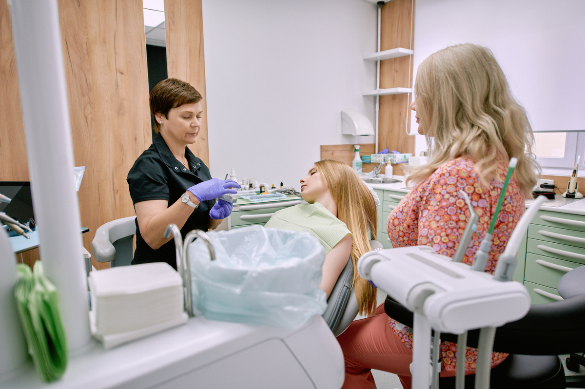 Консультирует врач-стоматолог-ортодонт.Мастер по улыбкам Полторацкая И.П.