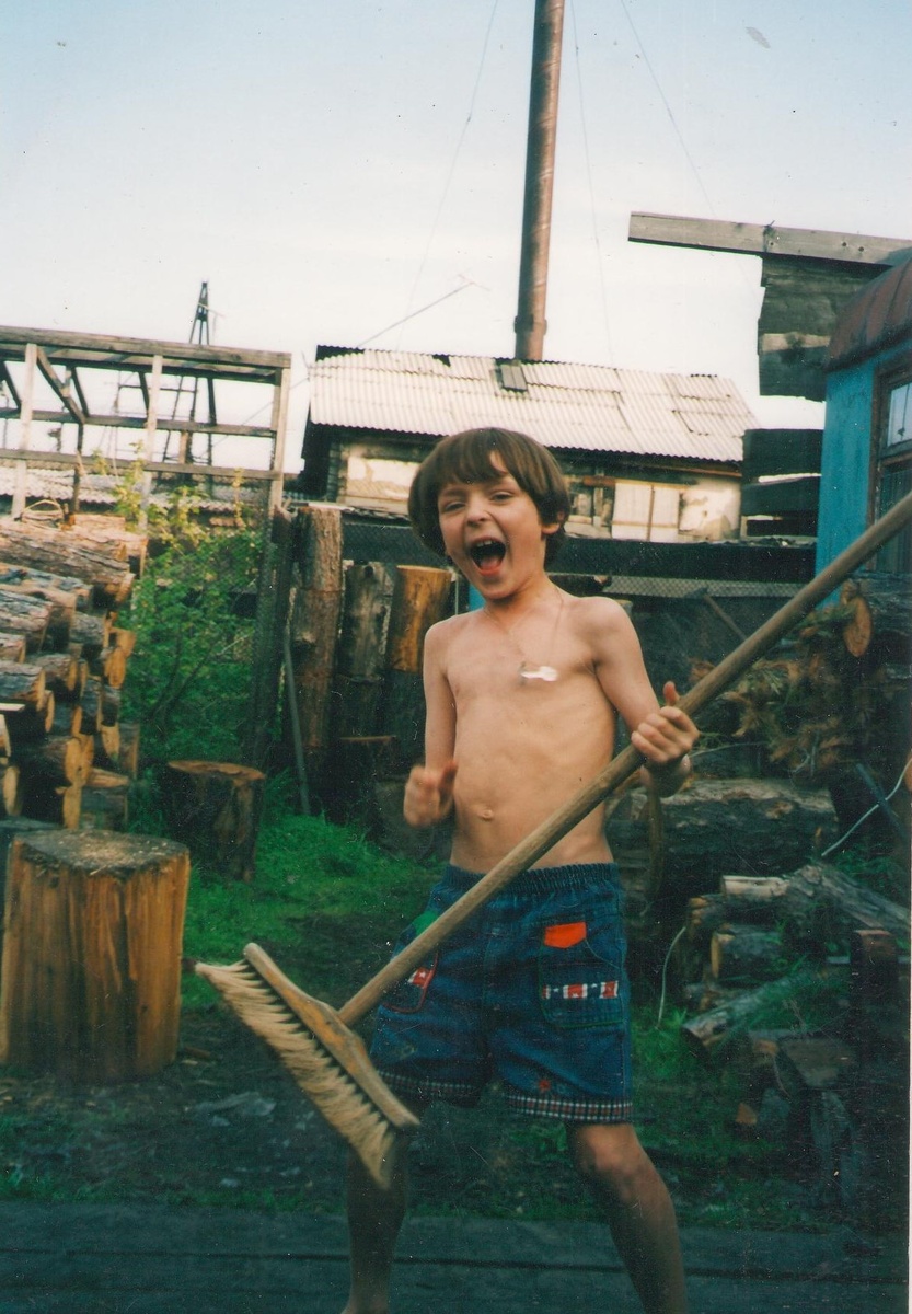 Мой сын на фоне моей даче в Сеймчан. Похожа на все другие. Фото автора