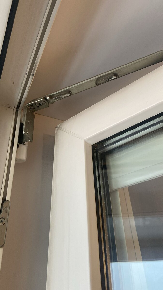 Напишите нам в в Ватсап +7-931-582-68-50 или позвоните по телефону 9-043-042 — и договоритесь о времени прихода мастера по ремонту окон с фурнитурой T&T