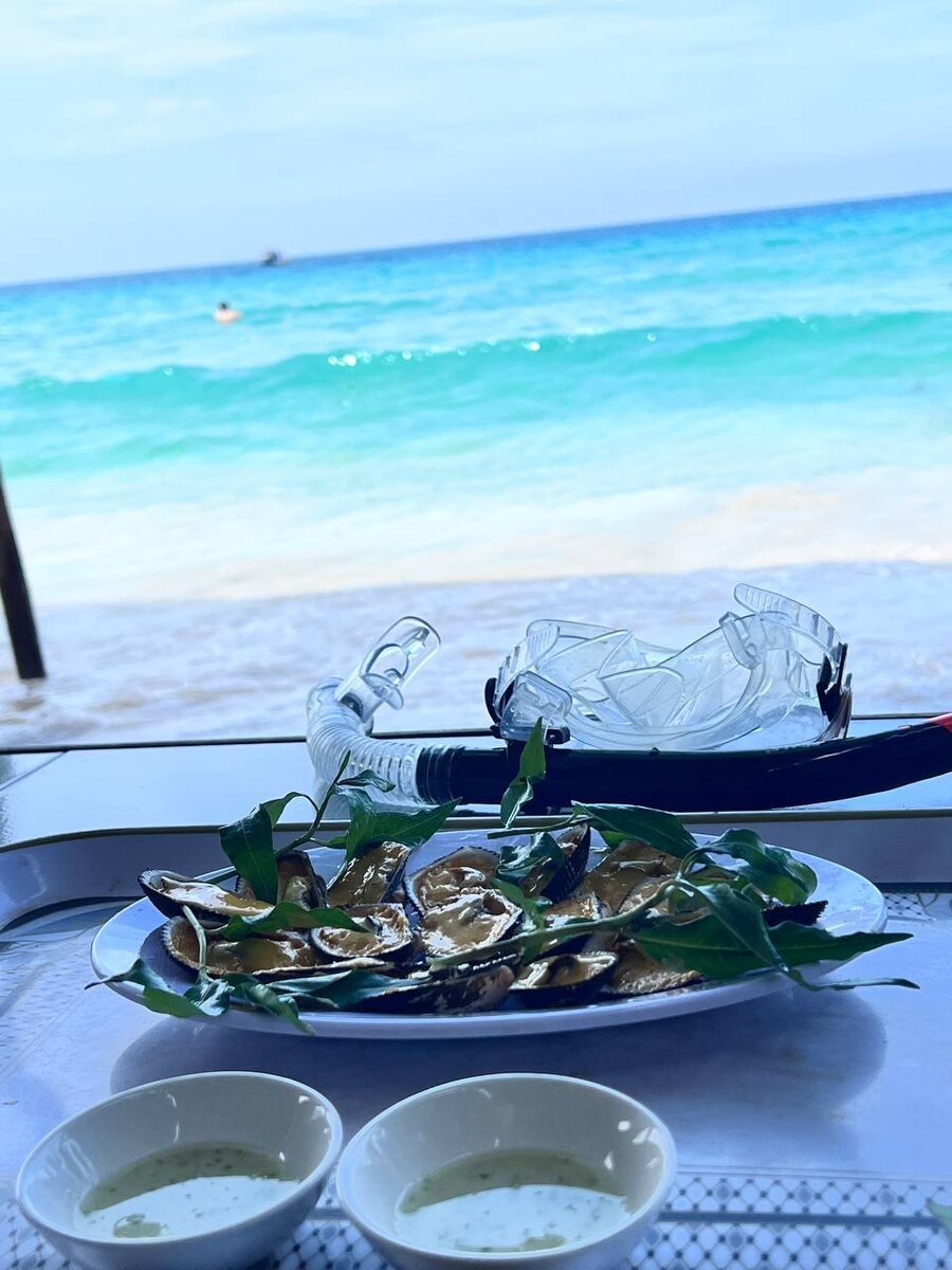 Не забудьте приобрести блюдо из морепродуктов, чтобы не обижать местных жителей, которые предоставили вам бесплатное место в тени на шезлонгах.