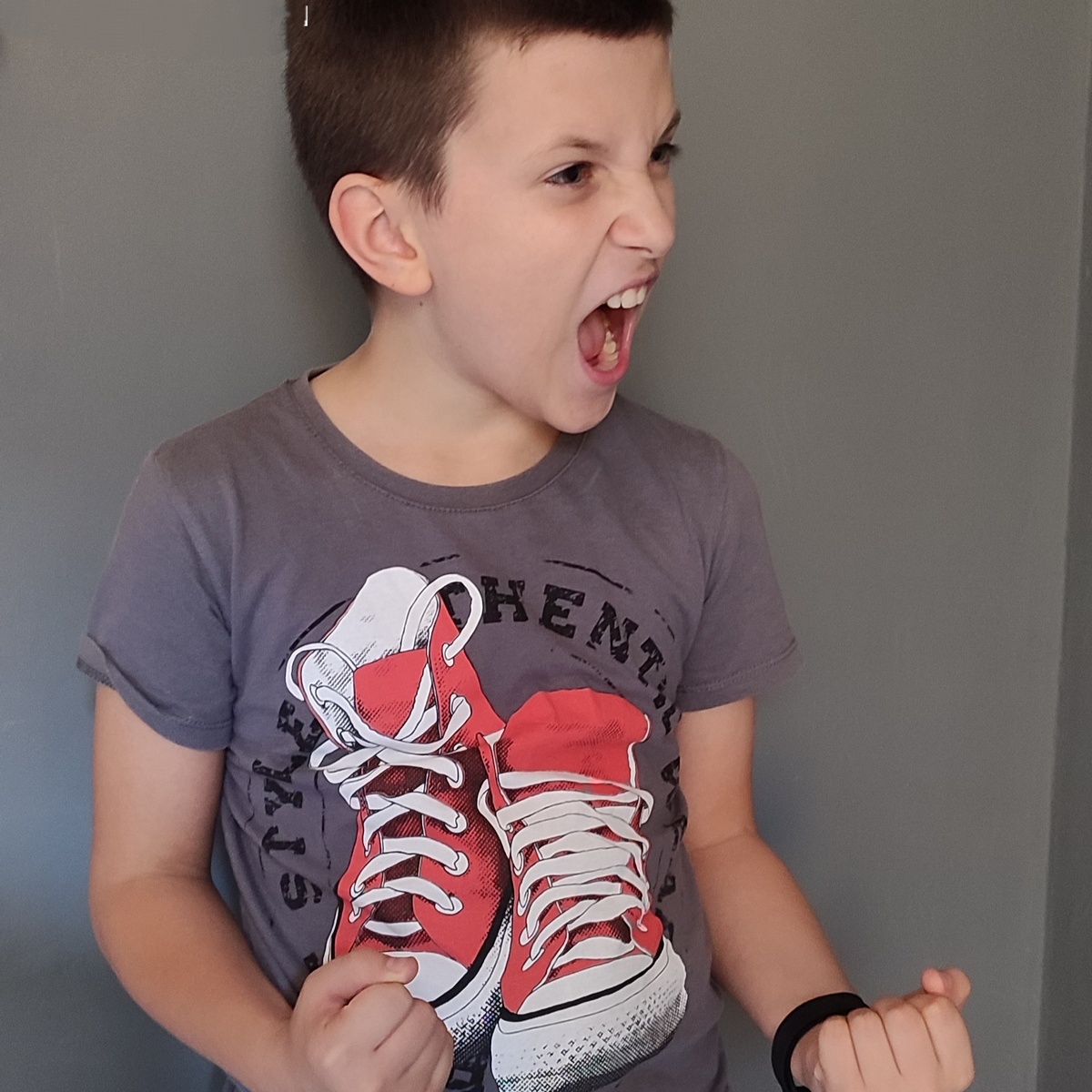 Не люблю картинки с ИИ, на фото мой младший сын 😘