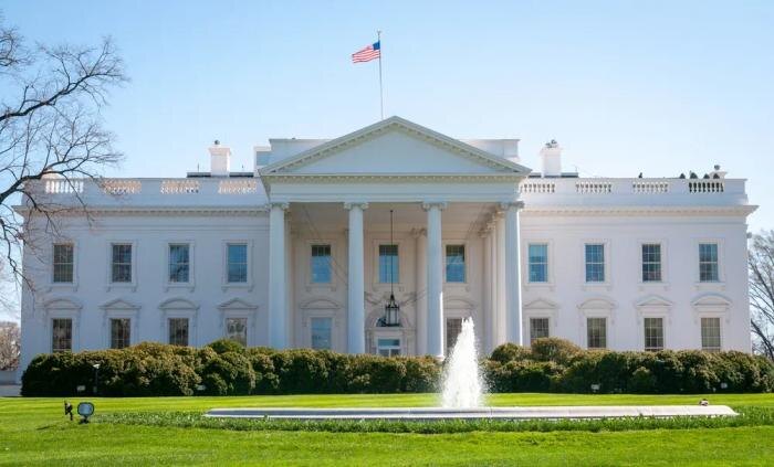 Обложка © Shutterstock / FOTODOM / Zack Frank