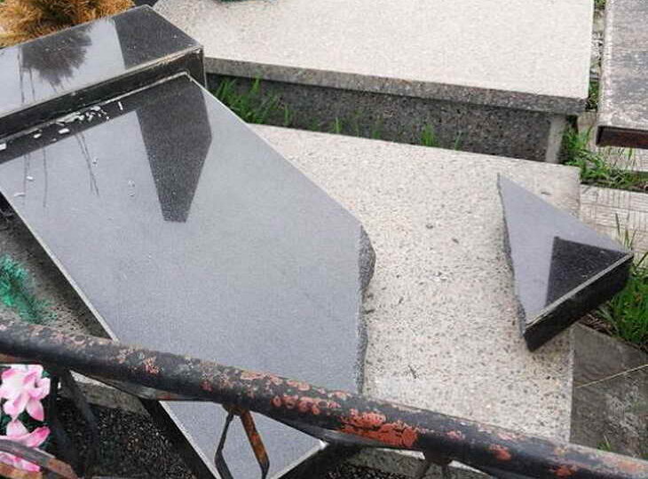 Если упал памятник или крест: что делать, когда земля "не принимает"?