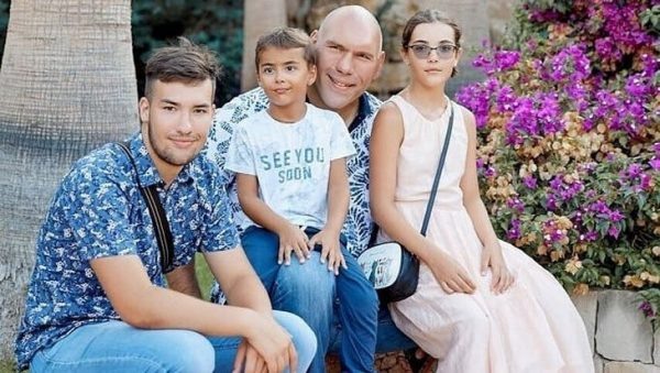    Николай Валуев с детьми. Фото: соцсети