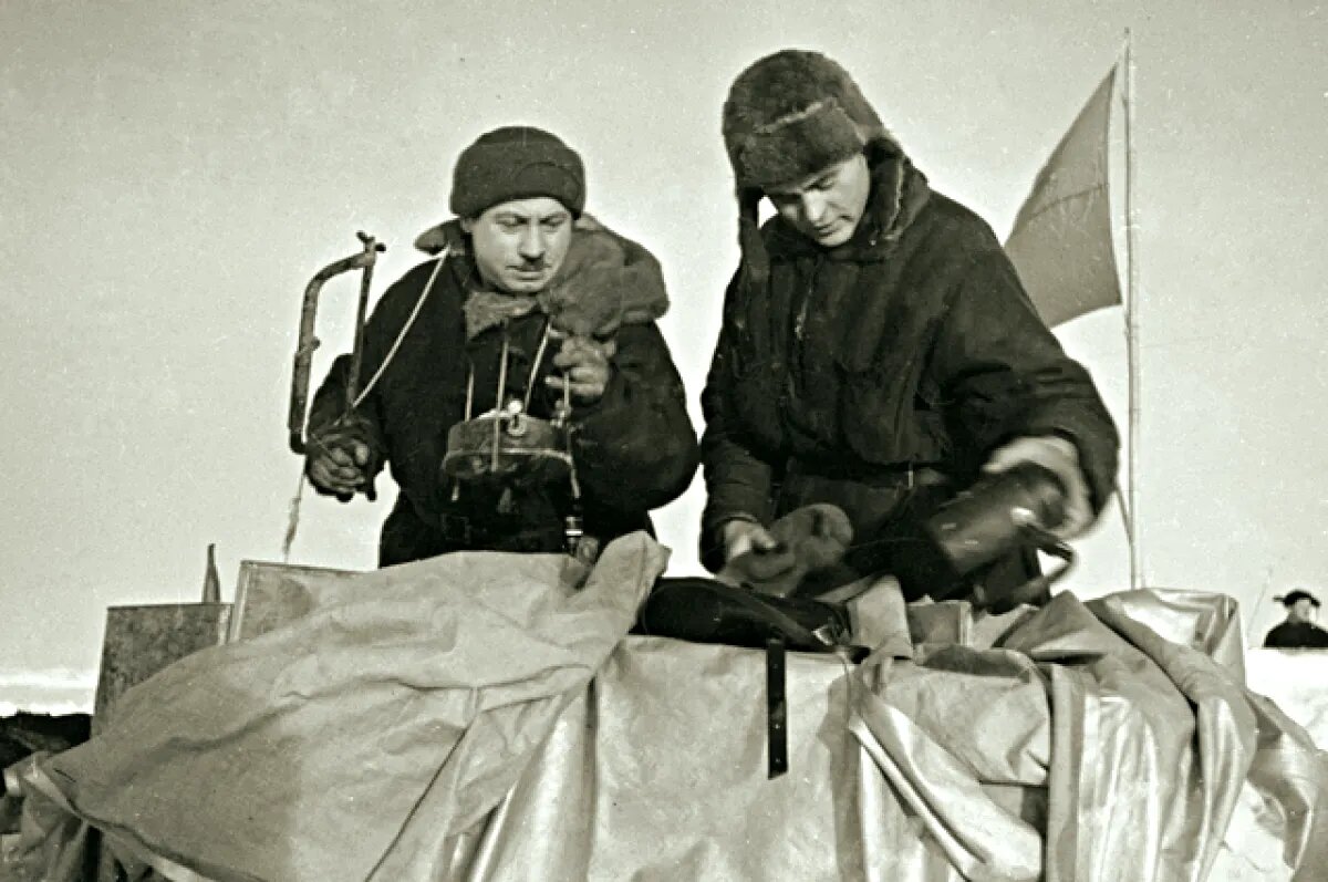 Начальник станции «Северный полюс» Иван Папанин (слева) и Петр Ширшов гидробиолог и океанограф упаковывают кухонную утварь во время эвакуации станции «СП-1» 